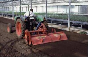 Fotografie: Gartenbautechnik-Freiland, Bodenbearbeitungsgerät, Bodenfräse