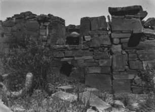 Inka-Ruinen von Condor Huasi : Eine Person in einer Ruine der Inka-Festung Condor Huasi (Haus des Kondors), vermutlich die heutige Fundstätte El Fuerte.