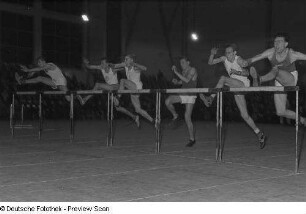 Sechs Sportler beim Hürdenlauf in Halle II