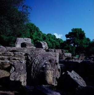 Olympia, Altis. Zeus-Tempel: Stylobat, Säulentrommeln, Kapitell