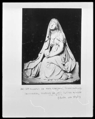 Kauernde Frau