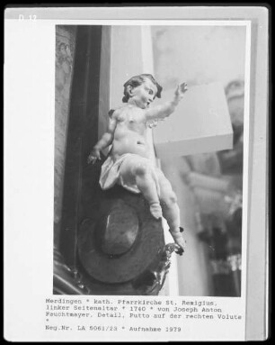 Putto auf der rechten Volute