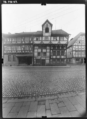 Schmalkalden, Weidebrunner Gasse 11/13. Wohnhäuser (1369-1370 [Nr. 13]) mit Laden. Straßenfront