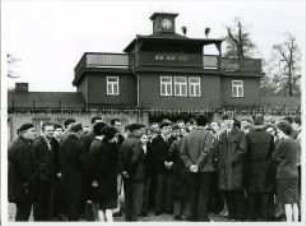 Mahn- und Gedenkstätte Buchenwald, Besucher vor dem Eingang