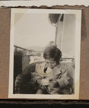 Christiane Zimmers Sohn Andreas im Mantel auf dem Balkon