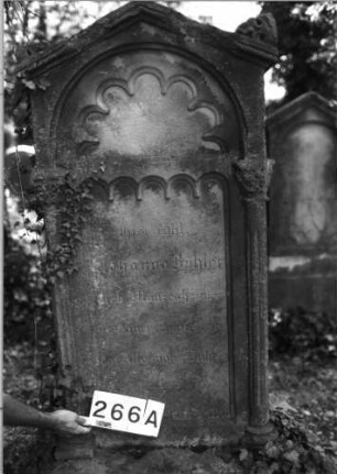 Grabstein 266 (Index: 100085132) Maße HxBxT: 178x77x35 cm Beschreibung: ädikulaart. St. m. Säulen, profil. Sockel, giebelart. Abschl. m. Verdach. u. Eckakroteren: Grabstein 266A
