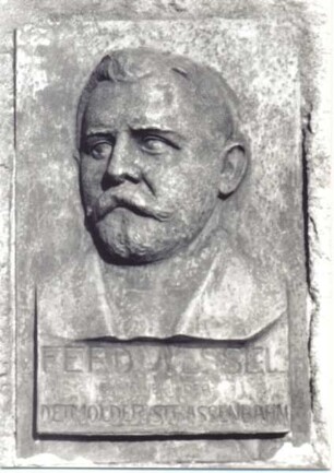 Gedenkstein / Ferdinand Wessel Gründer der Detmolder Straßenbahn, an der ehem. Zentrale der Pesag. Detmold. Paderborner Str. Papierabzug