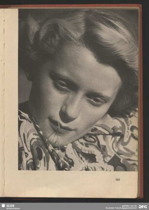 Sie schmunzelt