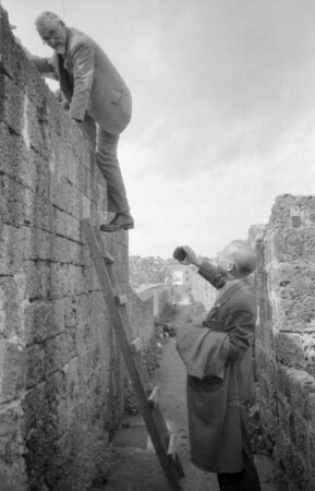 Richard Hamann beim Einstieg in ein Haus in Rhodos von der Stadtmauer aus