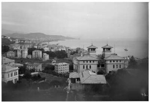 Genua. Blick über Stadt und Bucht mit Hafen