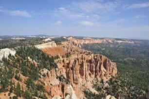 Sandsteinfelsen im Bryce Canyon Nationalpark : Von zahlreichen Aussichtspunkten können Besucher im Bryce Canyon Nationalpark die unterschiedlichen Sandsteinformationen und Felsnadeln, so genannte "Hoodoos", betrachten. Aufgenommen am 18. August 2012