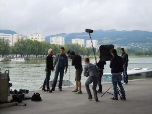 Linz - Filmaufnahmen am Donauufer : Ein Filmteam macht Aufnahmen vor dem Lentos-Kunstmuseum am Donauufer. Aufgenommen am 17. Juni 2011 in Linz