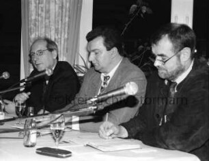 Besuch durch Bundesminister für Verkehr Reinhard Klimmt: mit Ortsvorsitzendem der SPD Uwe Teut und Landtagsabgeordnetem der SPD Konrad Nabel am Tisch vor Mikrofonen: 13. Januar 2000