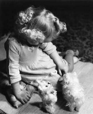Kinderbilder. Kleines Mädchen mit zwei Plüschtieren