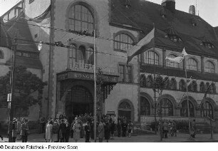 Geschmückter Eingang zur Kongreßhalle