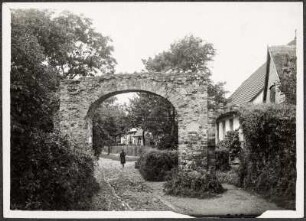 Kloster (Hiddensee). Alte Klostermauer mit Tor