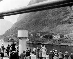 Bakka-Kirche : Norwegen, Aurland. Blick von einem Schiff mit Passagieren nach Aurland zur Bakka-Kirche