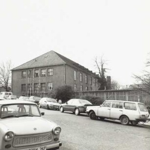 Dresden-Räcknitz, Mommsenstraße 13/15. Festsaal und Mensa der Technischen Universität Dresden (1950/1953; P. Wolf). Straßenansicht mit Anbau