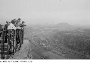 Renate Rössing auf dem Aussichtspunkt auf der Bastei