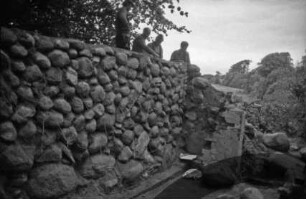 Gut Jersbek: Eiskeller: Restaurierung: Feldsteinmauer, Rest Backsteinmauer: Arbeiter, Fachleute bei Betrachtung