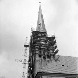 Friedenskirche: Kirchturm mit Baugerüst: Außenansicht von Süden