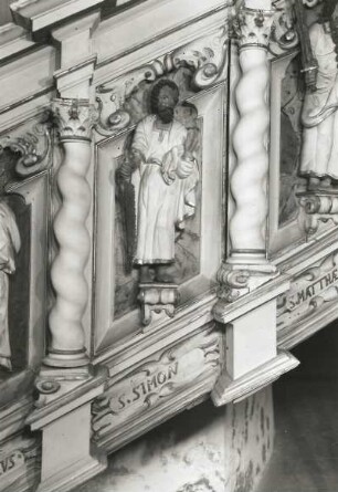 Kanzel : Kanzel. Holz, weiß und golden gefasst. 1666. Detail: Apostel Simon von der Treppenbrüstung. Haldensleben, Stadtkirche