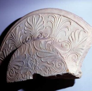 Athen. Archäologisches Nationalmuseum 2308, Saal 21. Anthemion einer Grabstele, um 350 v. Chr. Marmor, mit Voluten und Akanthusblättern