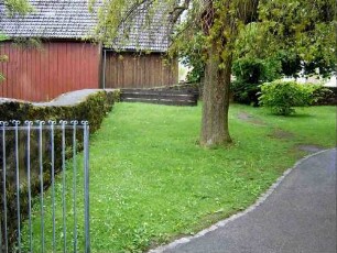 Kirchhof im Westen mit Kirchhofmauer im Verlauf-Kirchhof im 18 Jh als Begräbnisplatz aufgelassen und Wehrgang mit Steinbrüstung von der Kirchhofmauer abgetragen