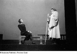 Szenenbilder aus dem Stück "Hamlet" von William Shakespeare am Deutschen Theater Berlin : Szene mit Paul Wegener als Polonius (rechts) und Horst Caspar als Hamlet (links)