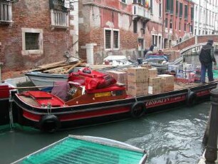 Venedig 2005 - Lastenkahn in einem Kanal : Lastenkahn. Aufgenommen in Venedig im Februar 2005