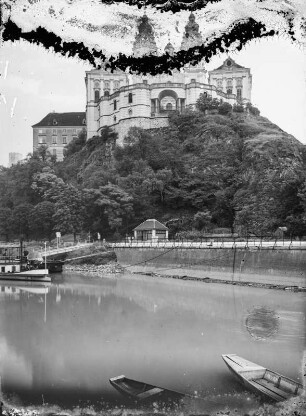 Melk, Benediktinerabtei Stift Melk : Melk. Benediktinerabtei Stift Melk. Frontseite zur Donau. Ansicht von Westen