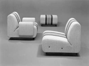 Sessel : Sitzgruppe (Modell 5303) (1975; Polstermöbelkombinat Oelsa-Rabenau (PMK)). Hocker und zwei Sessel