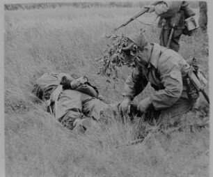 Übung der Kampfgruppen des Eisenwerks Erla, Gefangennahme des Gegners : Übung der Kampfgruppen des Eisenwerks Erla