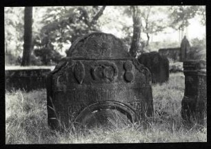 alter Friedhof, Grabstein eines Bäckers. Vergleich 243
