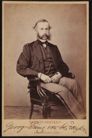Georg Prinz von Preußen in einem Sessel sitzend