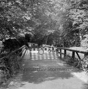 Travebrücke: Landstraße zwischen Nütschau und Schlamersdorf: Sperrung wegen baufälliger Holzbrücke: vorn und hinten Absperrungen: im Hintergrund Bäume