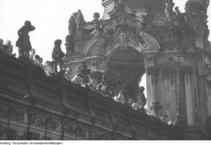 Dresden, Zwinger. Veranstaltung der Volkssolidarität im Zwingerhof, um 1957