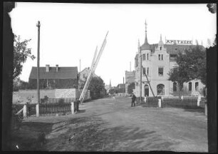 Weinböhla. Apotheke und Bahnlinie