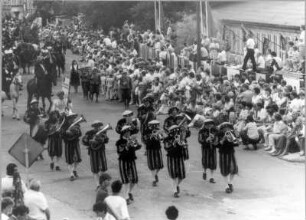 Bläsergruppe, dahinter "Schützenfest in Freiberg" : Historischer Festumzug mit Aufmarsch der Berg- und Hüttenparade - 800 Jahre Freiberg, 6. Juli 1986. Bläsergruppe, dahinter "Schützenfest in Freiberg"