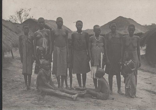 Wagoni - women and children, Junbe Wagaja.