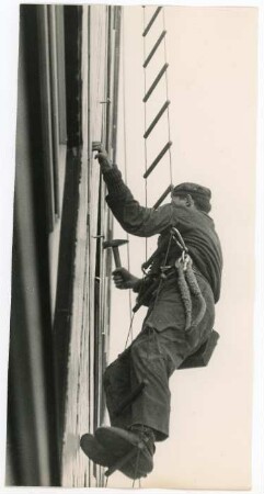 Fassadenkletterer beim Arbeiten an einer Fassade