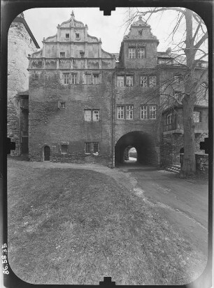 Ranis. Burg (Erwähnung 1199, 13./14. Jh.). Vordere Burggebäude. Ansicht über den Burghof von Westen
