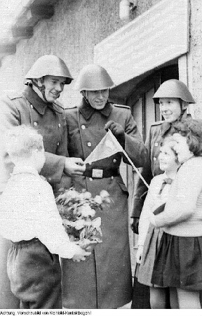 Pioniere als Gratulanten in einem Truppenteil der NVA (Anlass wohl Tag der NVA, 1. März 1961) : Dresden. Pioniere als Gratulanten in einem Truppenteil der NVA (Anlass wohl Tag der NVA, 1. März 1961)