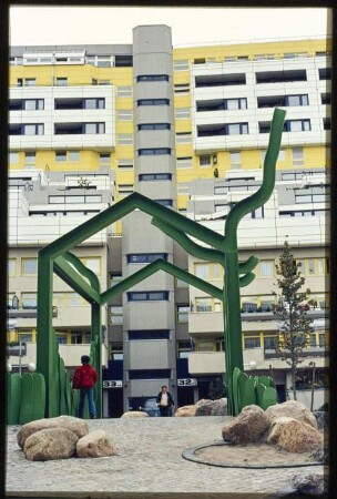 Skulptur auf dem Außengelände der Autobahnüberbauung Schlangenbader Straße