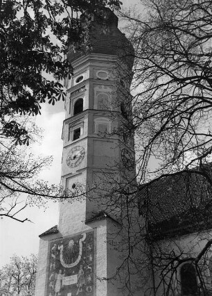 Andechs. Kloster Andechs. Wallfahrts- und Benediktinerklosterkirche Sankt Nikolaus, Elisabeth und Maria (nach 1420, Umgestaltung 1607, Teilzerstörung (Brand) 1669, Wiederherstellung 1670-1676). Turm mit Sonnenuhr