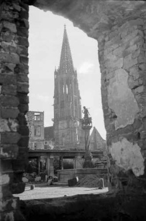 Freiburg i. Br.: Ruinen und Durchblick auf Münster und Brunnen