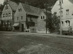 Häuser an der Grundstraße, links Nr. 26, die Rote Amsel, das Leonhardi-Museum