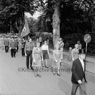 Schützenfest: Veranstalter Bürgerschützengilde von 1627 e. V. Bad Oldesloe: Exer: Umzug: Schützenkönigin Käthe Großmann und Jungschützenkönigin Sigrid Studtfeld zwischen Schützinnen und Schützen: dahinter Fahnenträger und weitere Schützen: rechts und links Zuschauer: 25.07.1976