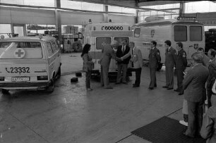 Firma Autoreifen Heinrich Heinen GmbH. Spende von 200 Autoreifen an den Arbeiter-Samariter-Bund, Malteser-Hilfsdienst und das Deutsche Rote Kreuz Karlsruhe