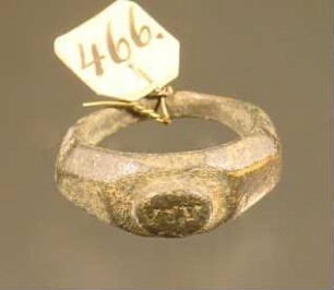 Fingerring mit undeutlichen Zeichen